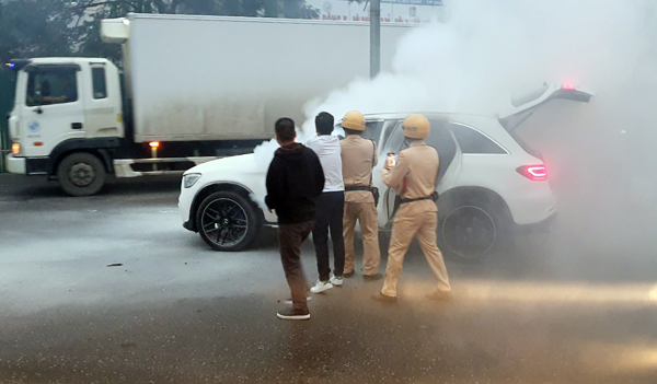 CSGT cùng người dân dập tắt đám cháy ô tô -0