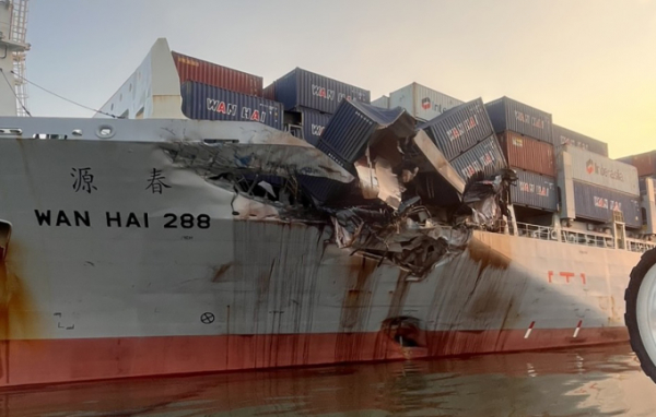 Hai tàu hàng chở hàng trăm container hàng va chạm trên sông Lòng Tàu -0