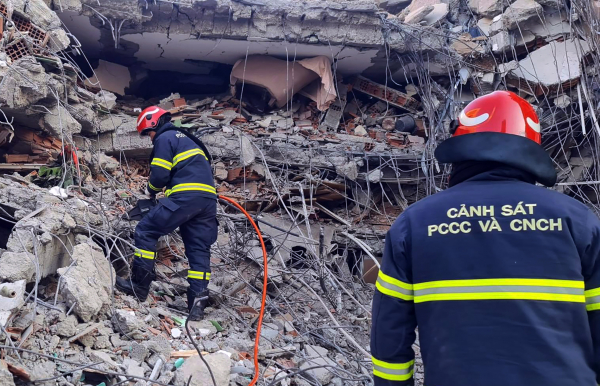 Vietnamese rescue police racing against time to find victims of earthquake in Turkey -7