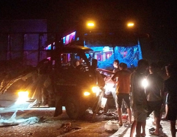 Xe tải tông trực diện xe khách trên cao tốc Cam Lộ - La Sơn, tài xế mắc kẹt trong cabin -0