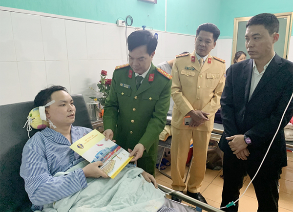 Lãnh đạo cộng an tỉnh Tuyên Quang thăm hỏi động viên CBCS bị thương khi làm nhiệm vụ -0