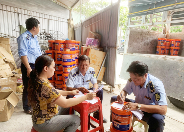 Phát hiện gần 2 tấn bột giặt nghi giả mạo nhãn hiệu  -0