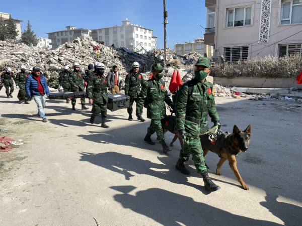 Vietnamese military rescuers position three quake victims in Turkey -0