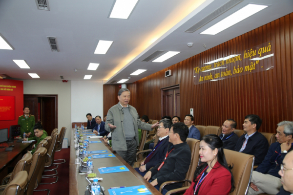 Alternative members of the 13th Party Central Committee visit National Population Data Center -0