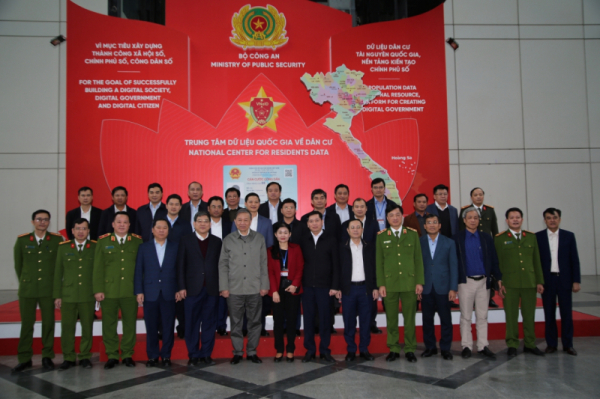 Alternative members of the 13th Party Central Committee visit National Population Data Center -0