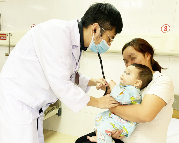 Cứu bé trai 6 tháng tuổi suy hô hấp do mặt dây chuyền rơi vào đường thở -0
