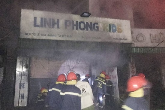 Kịp thời cứu 4 người ra khỏi đám cháy trong shop quần áo trẻ em -0