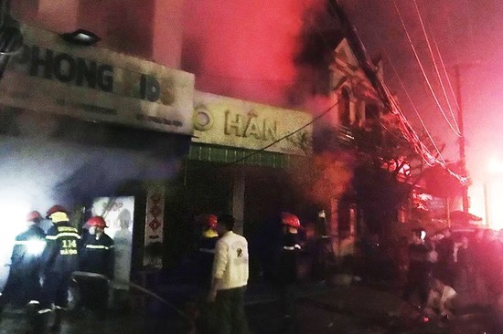 Kịp thời cứu 4 người ra khỏi đám cháy trong shop quần áo trẻ em -1