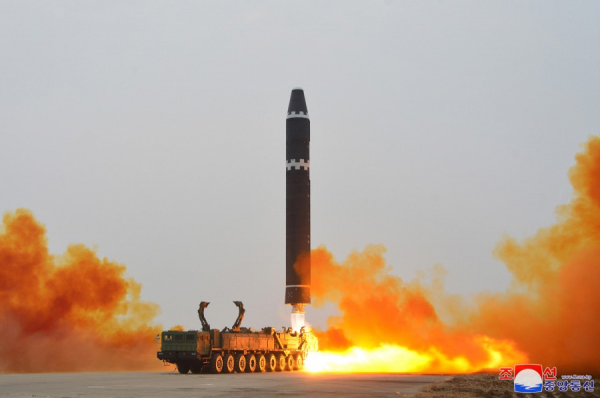 Triều Tiên công bố loạt ảnh xác nhận phóng tên lửa ICBM -0