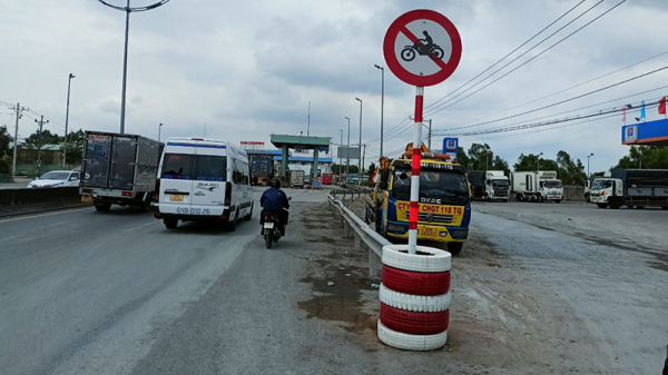 Xe máy vô tư đi vào đường cao tốc TP Hồ Chí Minh - Trung Lương bất chấp biển cấm -0