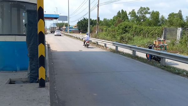 Xe máy vô tư đi vào đường cao tốc TP Hồ Chí Minh - Trung Lương bất chấp biển cấm -2