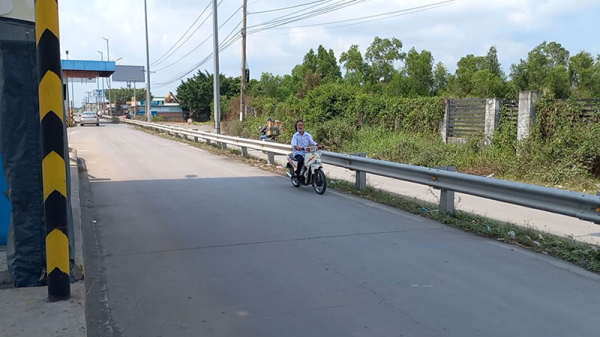 Xe máy vô tư đi vào đường cao tốc TP Hồ Chí Minh - Trung Lương bất chấp biển cấm -3