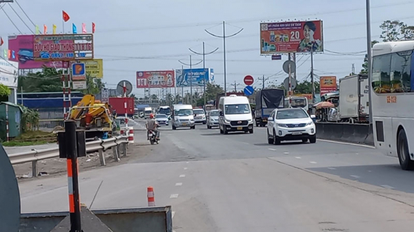 Xe máy vô tư đi vào đường cao tốc TP Hồ Chí Minh - Trung Lương bất chấp biển cấm -4