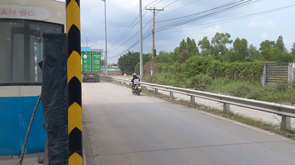 Xe máy vô tư đi vào đường cao tốc TP Hồ Chí Minh - Trung Lương bất chấp biển cấm -5