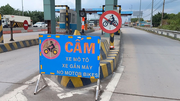 Xe máy vô tư đi vào đường cao tốc TP Hồ Chí Minh - Trung Lương bất chấp biển cấm -1