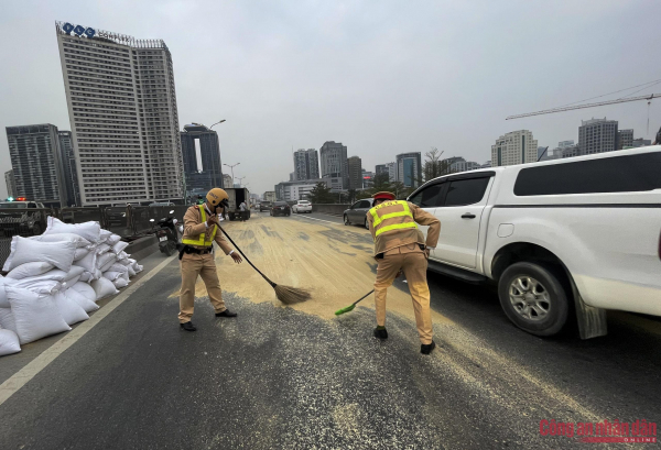 Cám rơi phủ kín Vành đai 3 trên cao, CSGT vất vả dọn dẹp -0