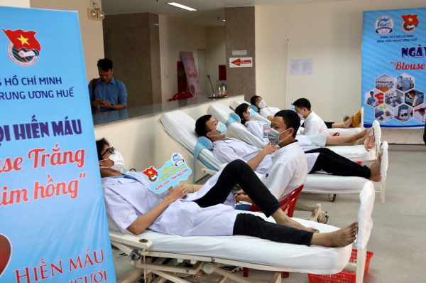 Hơn 200 y, bác sĩ trẻ tình nguyện hiến máu cứu người -0