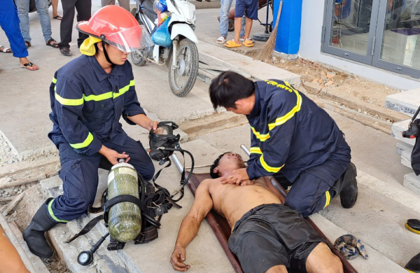 Khen thưởng CBCS kịp thời cứu nạn 2 người ngạt khí dưới bồn chứa xăng -0