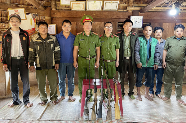 Phát huy vai trò già làng vận động, thu hồi vũ khí, vật liệu nổ -0