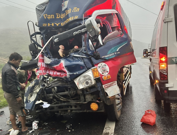 Tai nạn trên cao tốc Cam Lộ - La Sơn đoạn qua sương mù dày đặc -0