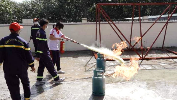  Học sinh Ninh Thuận hào hứng “Trải nghiệm lính cứu hỏa”  -1