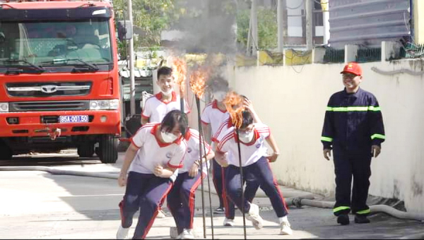  Học sinh Ninh Thuận hào hứng “Trải nghiệm lính cứu hỏa”  -0