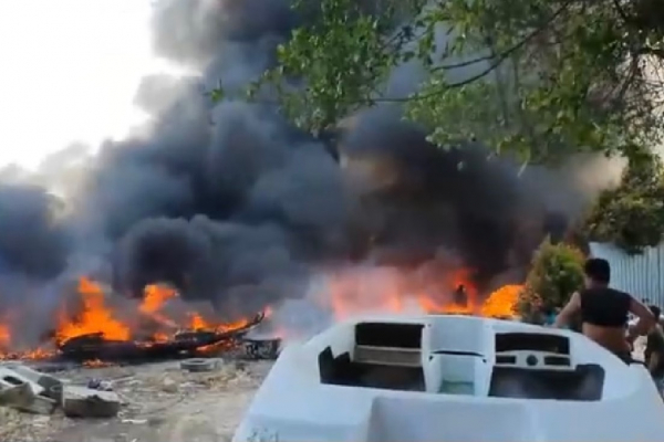 Hai vụ cháy lớn khiến nhiều ca-nô, xe tải bị thiêu rụi -0