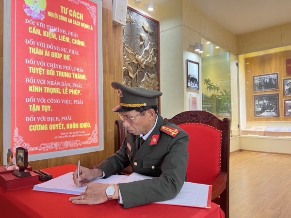 Công an tỉnh Bà Rịa-Vũng Tàu báo công dâng Bác tại Khu lưu niệm Sáu điều Bác Hồ dạy CAND -0