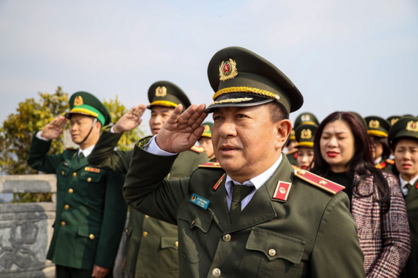 Thiêng liêng, xúc động lễ chào cờ, báo công tại cột cờ Lũng Cú, Hà Giang -0