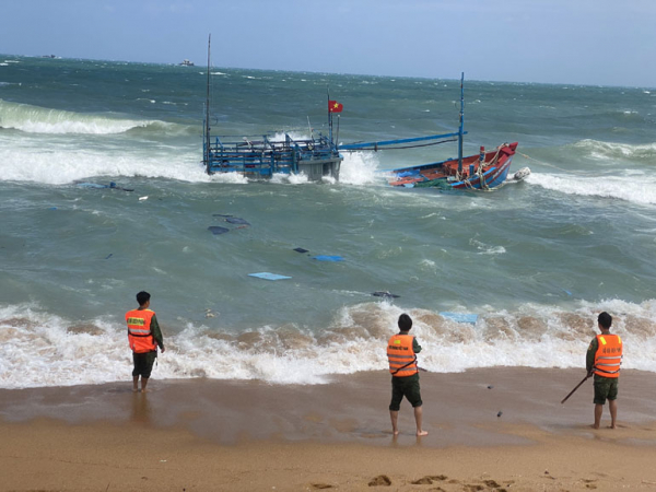 Hai ngư dân thoát chết khi sóng lớn đánh chìm tàu cá ở vùng biển phía Nam Phú Yên -0