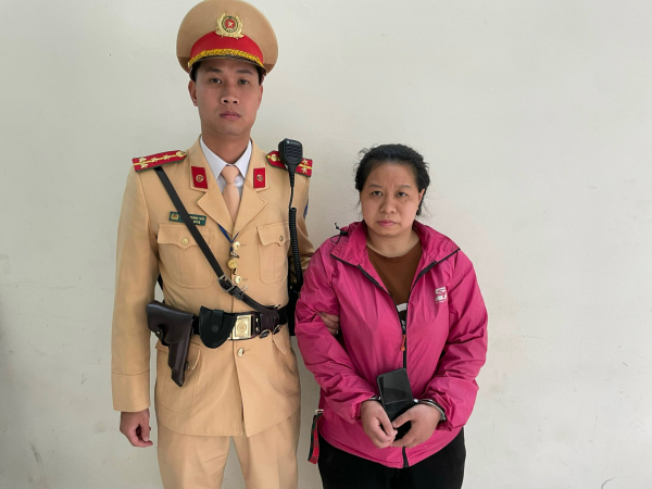 CSGT truy đuổi khống chế “nữ quái” lừa đảo điện thoại trên phố -0