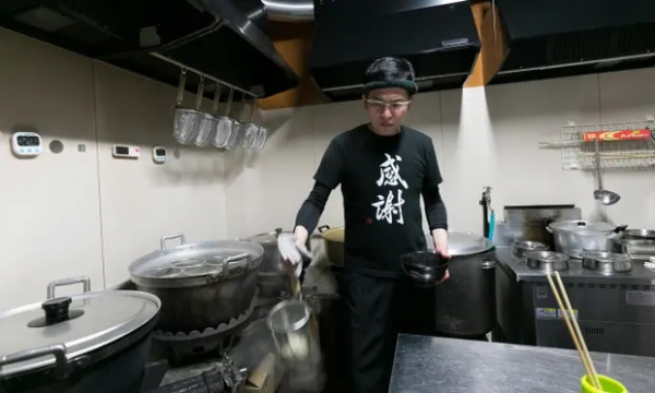 takashi nakamoto trong căn bếp quán mì của mình.jpg -0