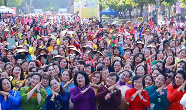 3.000 người mặc áo dài diễu hành tại TP Hồ Chí Minh -0