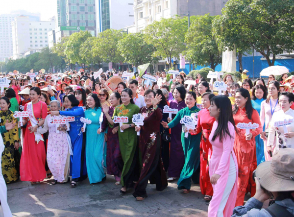 3.000 người mặc áo dài diễu hành tại TP Hồ Chí Minh -0