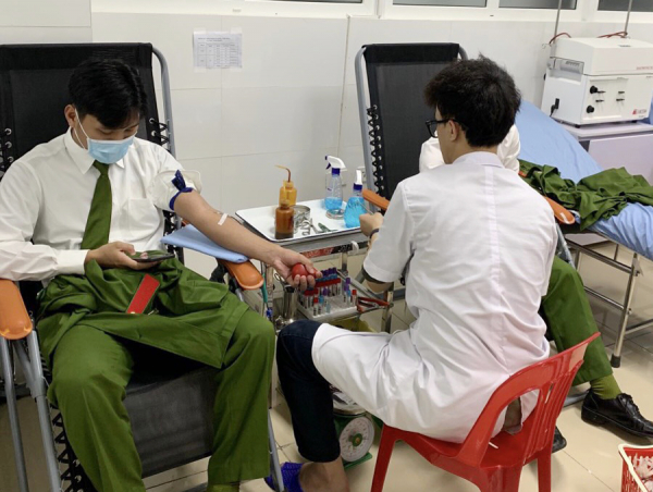 Năm cán bộ Công an hiến máu cứu sống bệnh nhân mổ cấp cứu -0