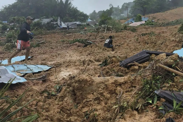 Lở đất xóa xổ hai ngôi làng ở Indonesia  -0