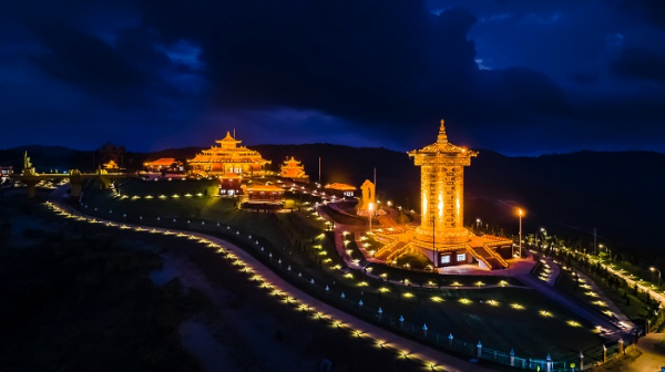 Đại bảo tháp kinh luân lớn nhất thế giới tại Việt Nam cho khách tới tham quan -0