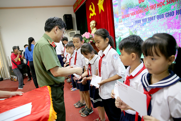      Tặng cờ Tổ quốc, trao học bổng cho học sinh đồng bào dân tộc thiểu số ở biên giới tỉnh Long An  -1
