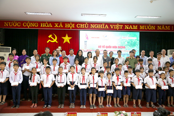      Tặng cờ Tổ quốc, trao học bổng cho học sinh đồng bào dân tộc thiểu số ở biên giới tỉnh Long An  -2