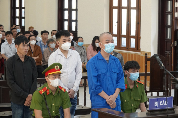 Xét xử 4 bị cáo trong vụ lái Mercedes tông chết người ở Bình Thuận -0
