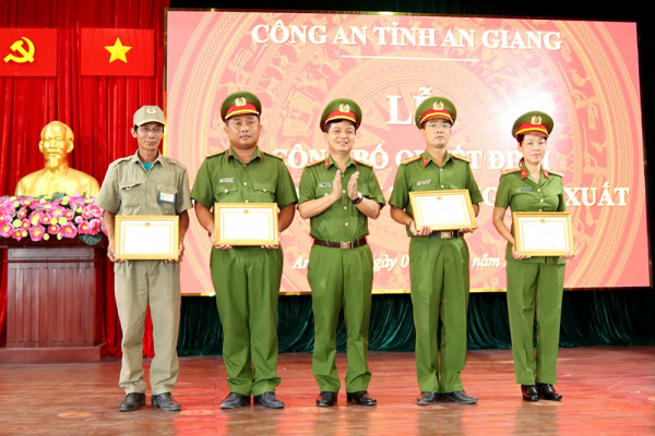 Khen thưởng tập thể, cá nhân có thành tích xuất sắc trong khám phá nhanh vụ vận chuyển trái phép 18,6 kg ma túy từ Campuchia vào Việt Nam -0