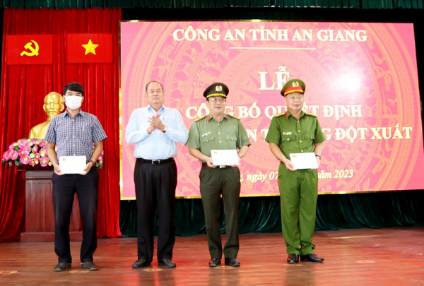 Khen thưởng tập thể, cá nhân có thành tích xuất sắc trong khám phá nhanh vụ vận chuyển trái phép 18,6 kg ma túy từ Campuchia vào Việt Nam -0