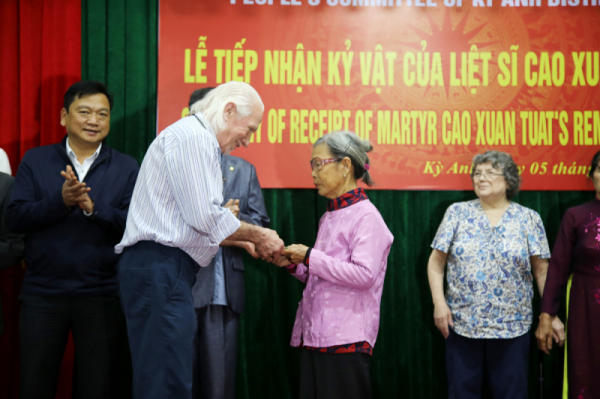 US veteran returns war diary to Vietnamese martyr’s family -0