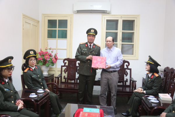Nhà Xuất bản CAND  dâng sách, báo công lên Bác tại Khu di tích Chủ tịch Hồ Chí Minh -0