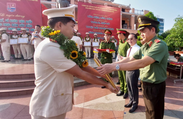 Công an TP Hồ Chí Minh: Tuyên dương 75 gương trong thực hiện Sáu điều Bác Hồ dạy CAND -0