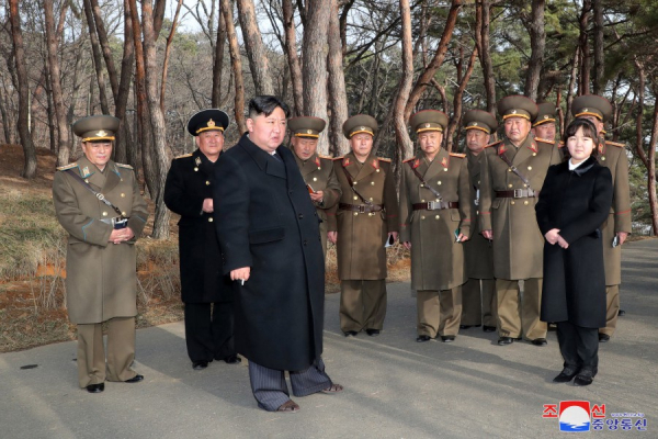 Con gái ông Kim Jong-un theo sát cha thị sát tập trận tấn công -0