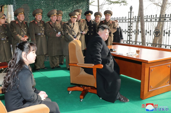 Con gái ông Kim Jong-un theo sát cha thị sát tập trận tấn công -1