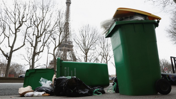 Thành phố hoa lệ Paris ngập trong rác  -0