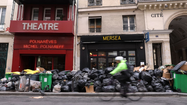 Thành phố hoa lệ Paris ngập trong rác  -0