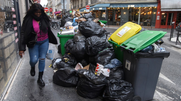 Thành phố hoa lệ Paris ngập trong rác  -1